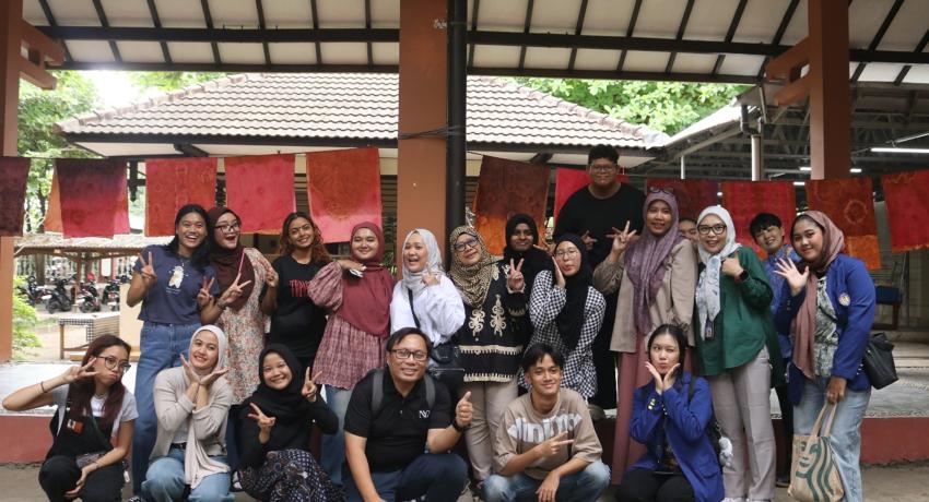 Singaporean Students Experience Their First Batik Workshop at UNY