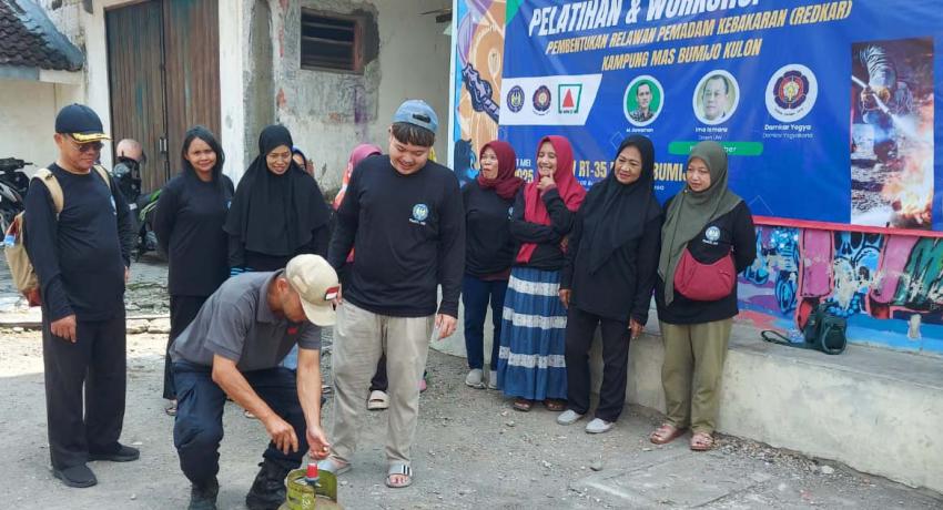 UNY Trains Women in Kampung Mas Bumijo as Fire Response Leaders to Strengthen Community Safety