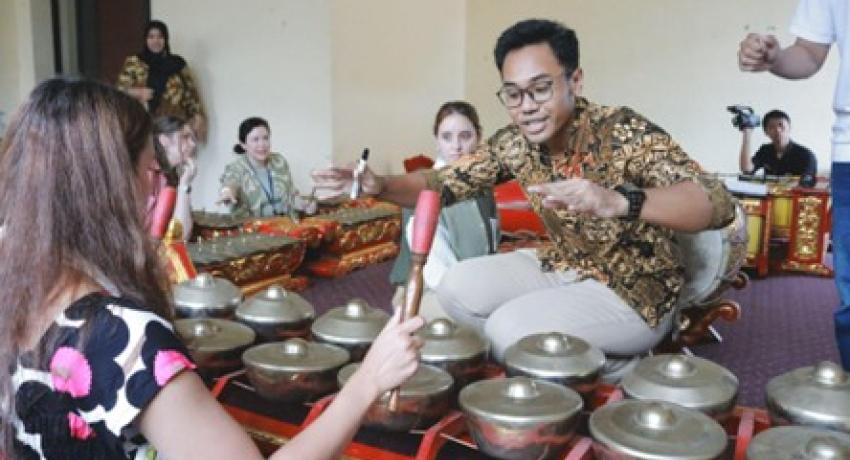 Cultural Synergy in Action: UNY and WSU Bridge Continents Through Gamelan and Batik