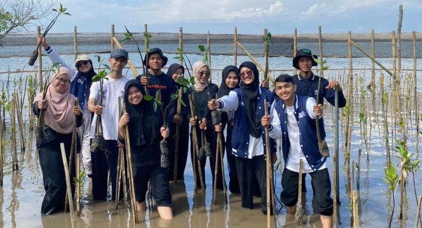 Bintang Mandiri Scholars Lead Mangrove Conservation Project in Baros, Bantul