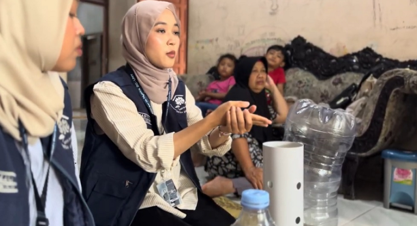 UNY KKN Students Hold Demonstration of Biopore and Gallon Composters in Degolan